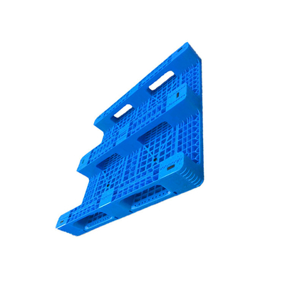 6000Kg Beban Statis Pallet Plastik Daur Ulang 43,3 X 43,3 HDPE Biru Untuk Pabrik Medis